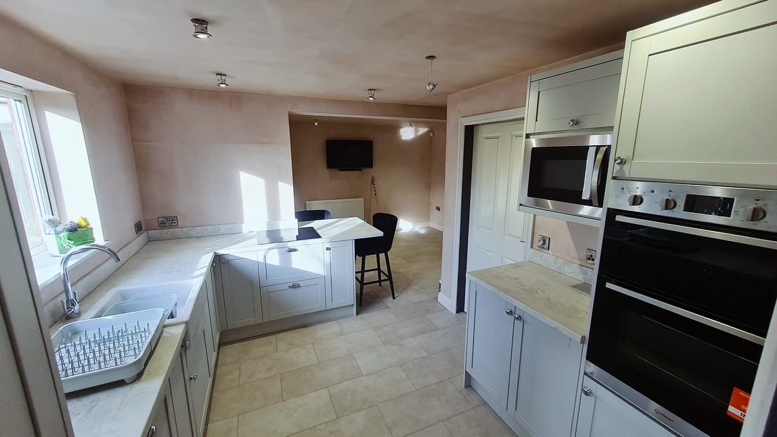 mwcltd's tweet image. Exciting Kitchen &amp;amp; Utility Transformation by MW Construction We waved goodbye to walls, a chic light grey shaker kitchen with stunning sandstone worktops. 🚰💡 LVT flooring in a classy ivory tile effect adds the perfect finishing touch. Another project, another success! 🏗👷‍♂️