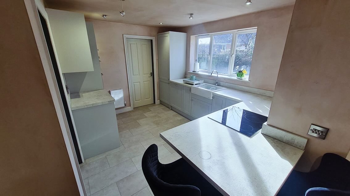 mwcltd's tweet image. Exciting Kitchen &amp;amp; Utility Transformation by MW Construction We waved goodbye to walls, a chic light grey shaker kitchen with stunning sandstone worktops. 🚰💡 LVT flooring in a classy ivory tile effect adds the perfect finishing touch. Another project, another success! 🏗👷‍♂️