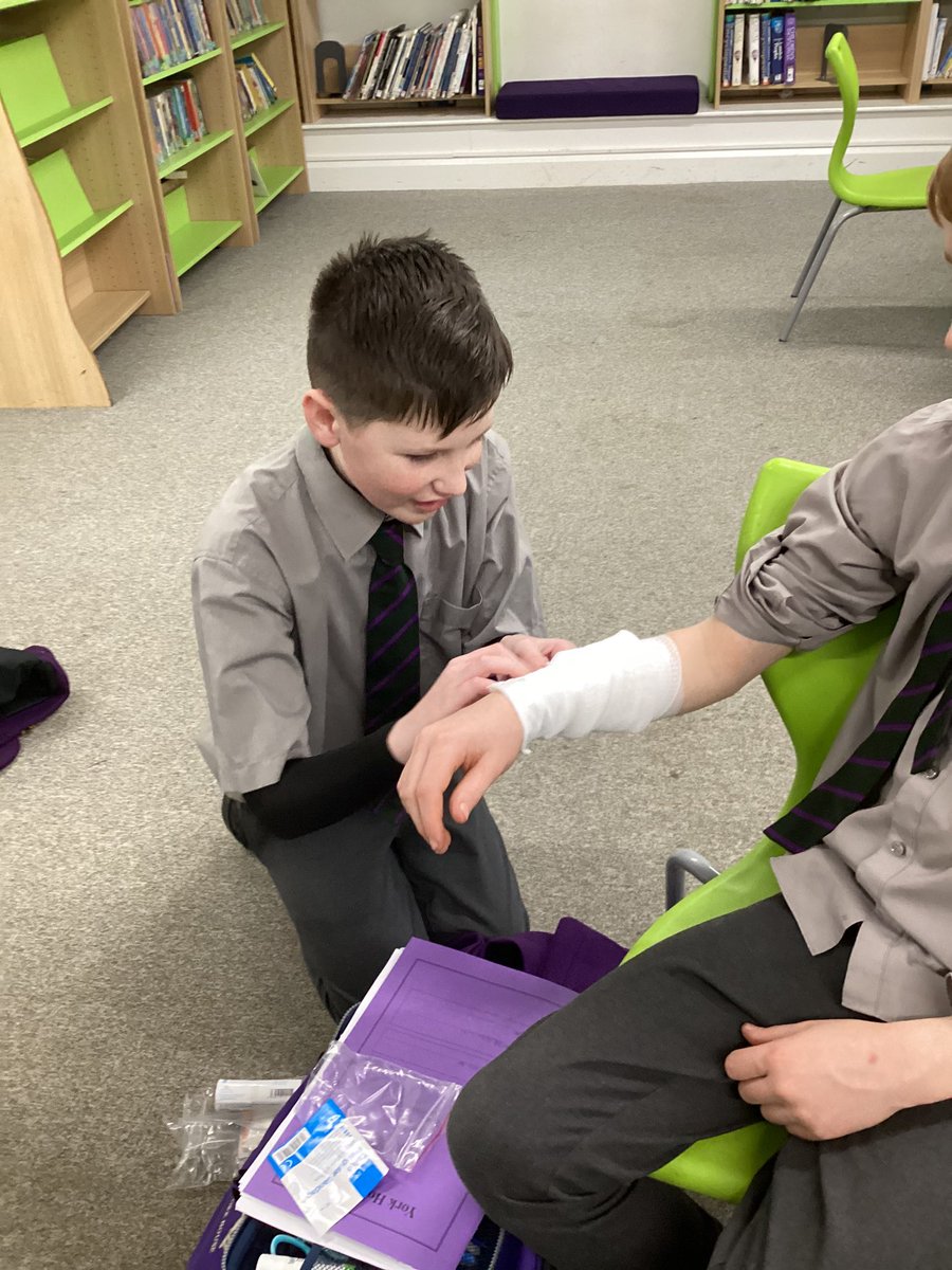The #yorkhousey7 had a fantastic lesson going over their CPR and the recovery position. They also built their confidence with using a AED. They finished the lesson by learning how to bandage up a casualty. @YorkHouseSch #firstaid #outdoorlearning #adventureawaits