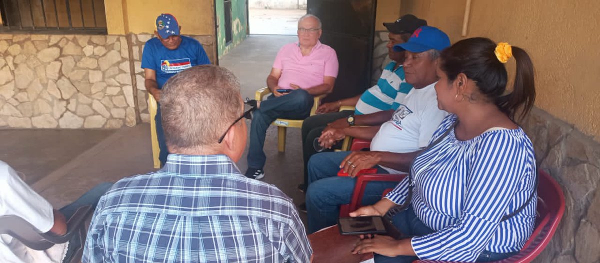 somosuntzulia's tweet photo. #30Ener | La dirigencia política de la parroquia Coquivacoa del municipio #Maracaibo, sostuvo una reunión junto al secretario general Evelio Chirinos con la finalidad de fortalecer nuestras bases y definir estrategias de trabajo de cara a los nuevos retos políticos.
#SomosUNT 💙 https://t.co/0r1YnUht68