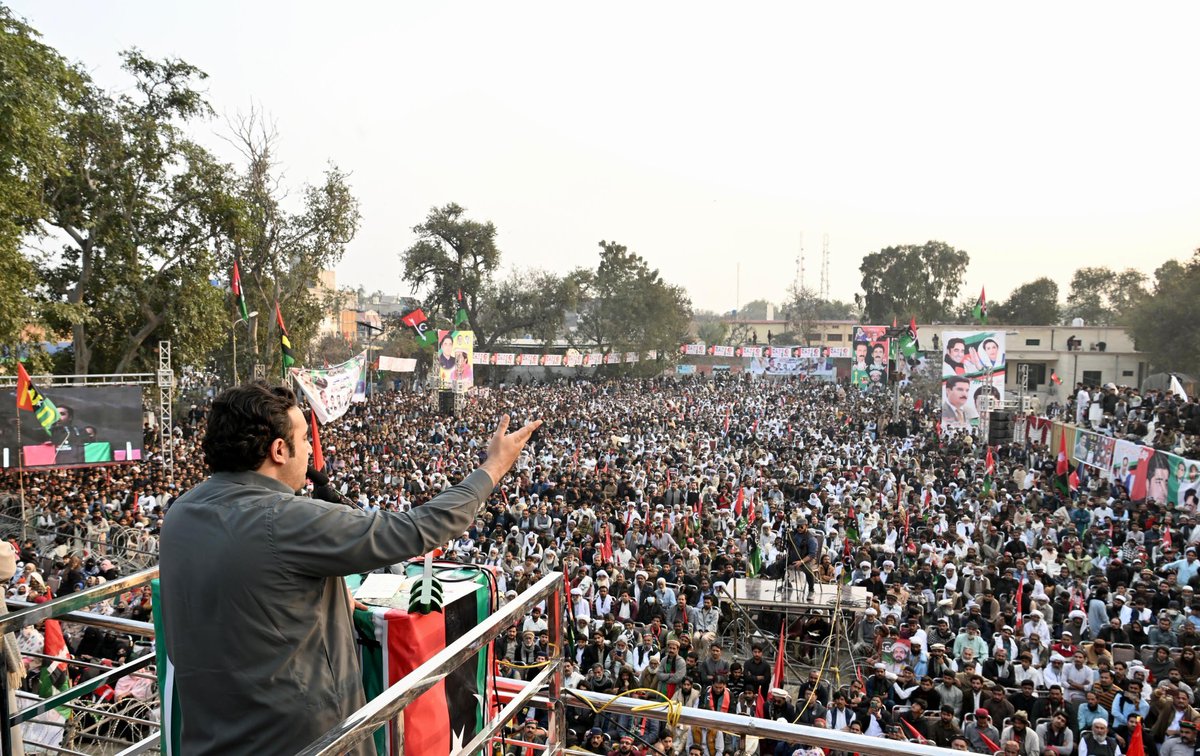 چیئرمین پاکستان پیپلز پارٹی بلاول بھٹو زرداری پاکستان پیپلزپارٹی کے ضلع ڈیرہ اسماعیل خان کے حق نواز پارک میں انتخابی جلسہ عام سے خطاب کررہے ہیں۔
<a href="/BBhuttoZardari/">Bilawal Bhutto Zardari</a> 
#چنو_نئی_سوچ_کو 
#DIKhanWithBilawal