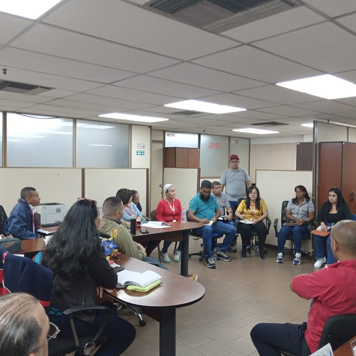SitramecaB25's tweet photo. #SITRAMECA: Desde el Centro de Capacitación en Las Adjuntas nos reunimos junto a la Gcia de Recursos Humanos, trabajando por la transformación, el ingenio y la creatividad de nuestra Clase Obrera Consciente 👷🏾‍♂️ 🚇👩🏼‍🏭
#7TFórmulaVictoriosa https://t.co/dYTelWWf9x