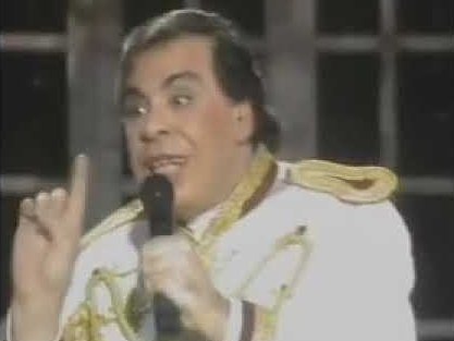 vulgarcite's tweet photo. Pasan los años, pasan los gobiernos, los radicales, los peronistas, pasan veranos, pasan inviernos, queda Daniel Scioli. https://t.co/7ggn0K9co6