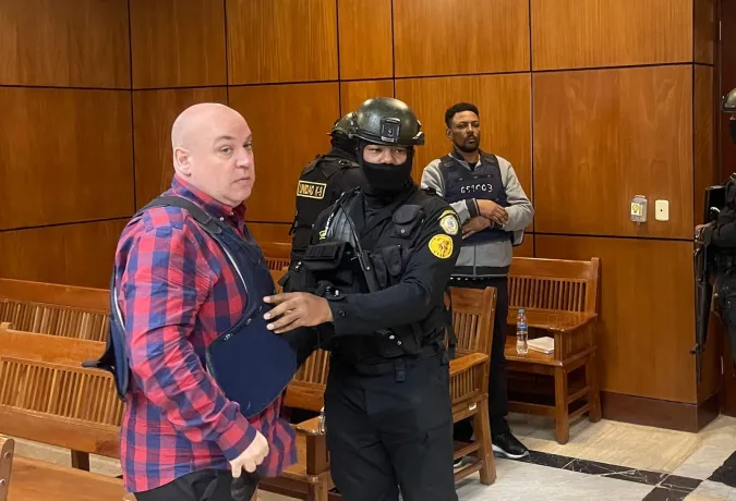 elnuevodiariord's tweet photo. 🇳🇱¡Robo en apresamiento!🇩🇴
Familiares de Urvin Laurence Wawoe, alias #Nuto, y Dennis Goedee, ambos solicitados en extradición desde #RD a #PaisesBajos, denunciaron que en el apresamiento de los extranjeros les fueron robados 90 mil dólares.
#ElNuevoDiarioRD #Justicia
