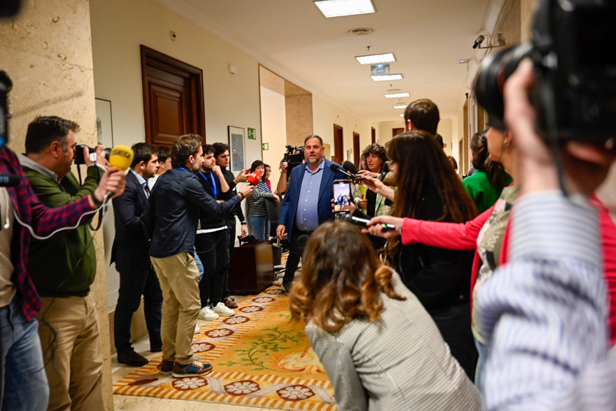 junqueras's tweet photo. La llei d'amnistia votada avui al Congrés havia de salvar centenars de persones perseguides injustament. Una llei sòlida i robusta per superar les prejudicials europees. 

Aquest hauria de ser sempre el deure de tothom, conscients que, com hem fet sempre, haurem de continuar lluitant contra la repressió fins a la independència. 

Així treballarem sempre, especialment, també des del nostre grup parlamentari a Madrid, a qui avui he pogut acompanyar i a qui agraeixo la seva magn��fica tasca al servei de Catalunya.