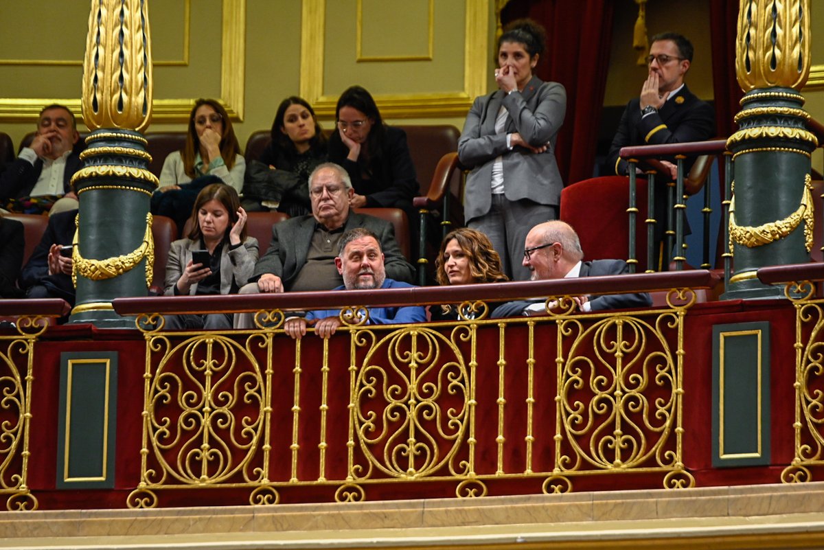 junqueras's tweet photo. La llei d'amnistia votada avui al Congrés havia de salvar centenars de persones perseguides injustament. Una llei sòlida i robusta per superar les prejudicials europees. 

Aquest hauria de ser sempre el deure de tothom, conscients que, com hem fet sempre, haurem de continuar lluitant contra la repressió fins a la independència. 

Així treballarem sempre, especialment, també des del nostre grup parlamentari a Madrid, a qui avui he pogut acompanyar i a qui agraeixo la seva magn��fica tasca al servei de Catalunya.
