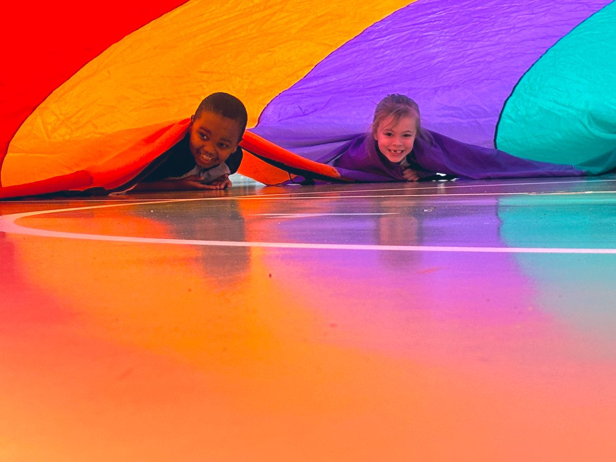 scephysed's tweet photo. Mrs. Elmore’s class was absolutely rocking it today with the parachute! Way to go kindy! @MrsElmoreSCE @SCECougars https://t.co/d7tnEHB3QX