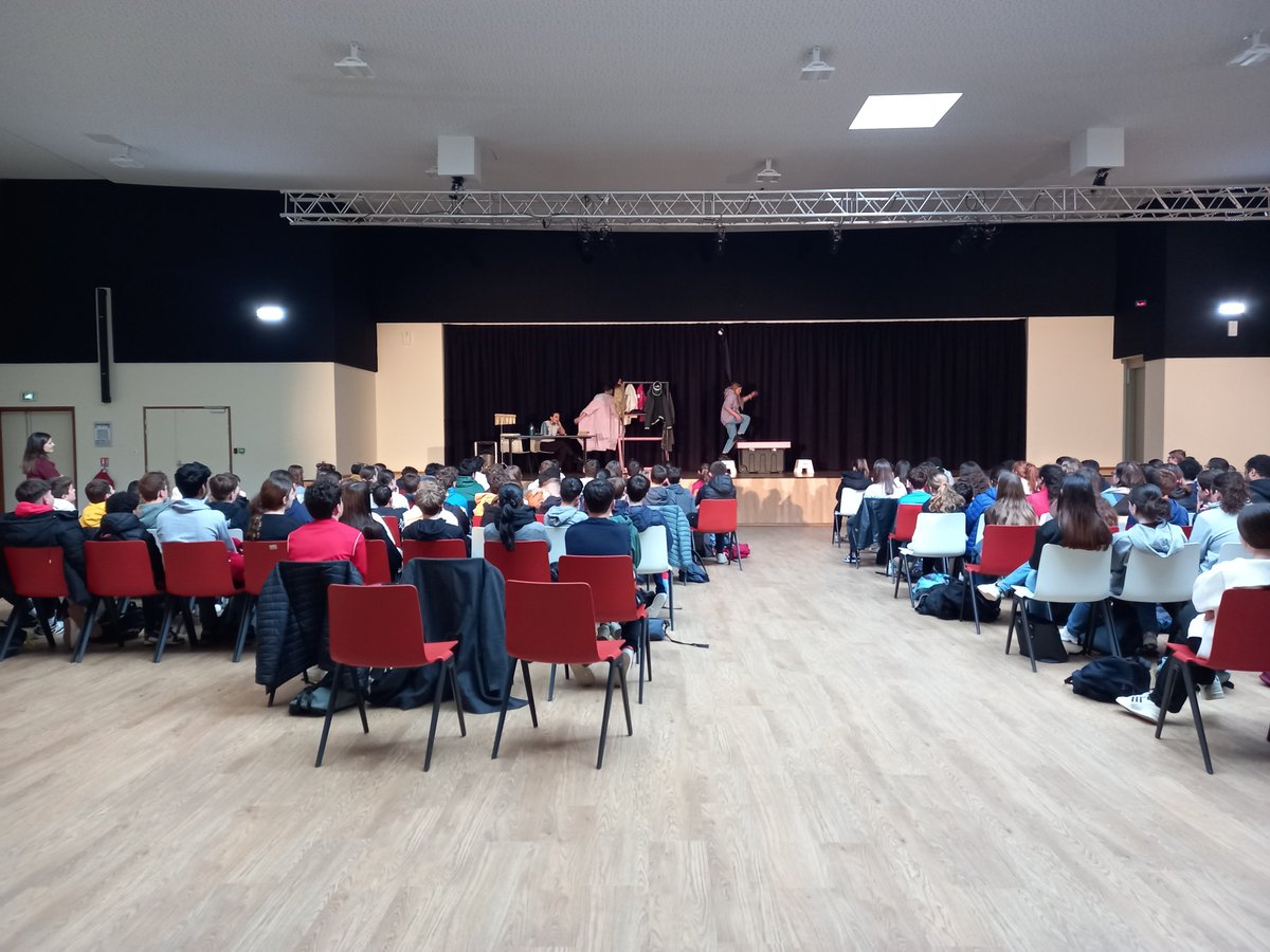 Fragonard82's tweet photo. La Compagnie PICKLES  a permis aux élèves de 4ème de participer à une représentation théâtrale en anglais:  6 élèves ont joué sur scène avec la troupe ! Amazing !  
Félicitations aux élèves et aux professeurs! https://t.co/CTIJExvCXP
