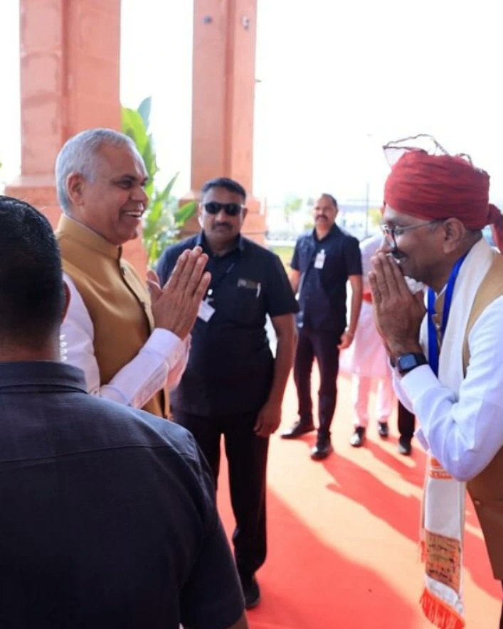 MuniSahil's tweet photo. *આજ રોજ શ્રી ગોવિંદ ગુરુ યુનિવર્સીટી વીંઝોલ ખાતે ગુજરાત રાજ્ય નાં રાજ્યપાલ શ્રી આચાર્ય દેવરાતજી ની અધ્યક્ષતા હેઠળ 5th Convocation જેમાં યુનિવર્સીટી નાં કુલપતિશ્રી પ્રતાપસિંહ ચૌહાણ ,Exicutive Counsillor ડો.ગીતાબેન કોઠારી  અને અન્ય અધિકારી ,પદાધિકારી ને મળવાનું સૌભાગ્ય પ્રાપ્ત થયું https://t.co/Nf45kFkn2i