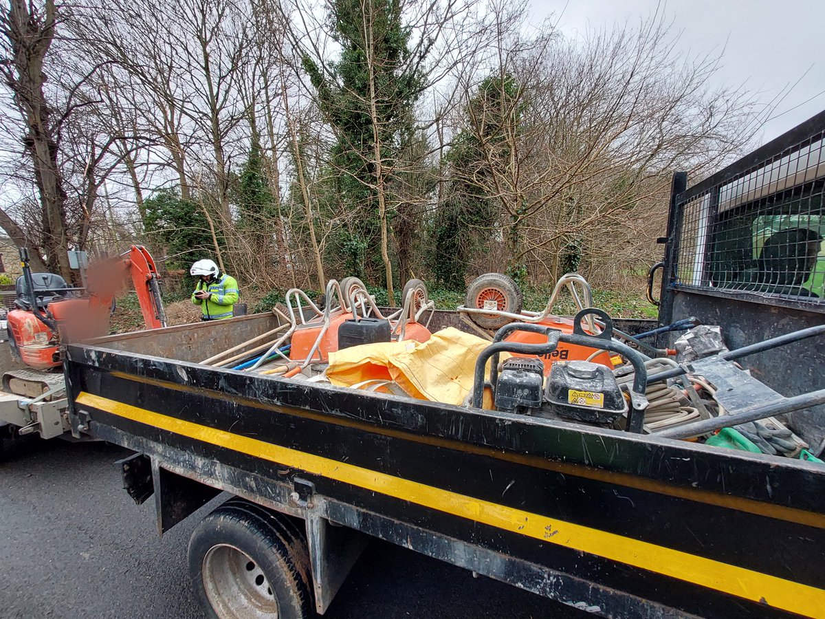 DerbysRPUBikers's tweet image. #eckington.
No excuse.
Van &amp;amp; trailer stopped.
#insecureload load.
Mini digger not secured, no 2nd coupling on trailer and no lights working on trailer.
#deathtrap.
#dangerouscondition.
No basic checks carried out by driver.
#poor. 
Driver reported &amp;amp; returned to depot.
#opsbikes