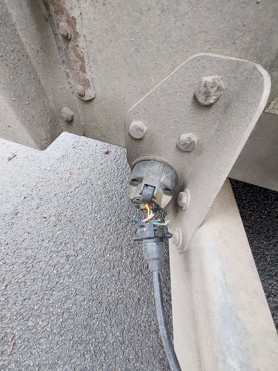 DerbysRPUBikers's tweet image. #eckington.
No excuse.
Van &amp;amp; trailer stopped.
#insecureload load.
Mini digger not secured, no 2nd coupling on trailer and no lights working on trailer.
#deathtrap.
#dangerouscondition.
No basic checks carried out by driver.
#poor. 
Driver reported &amp;amp; returned to depot.
#opsbikes