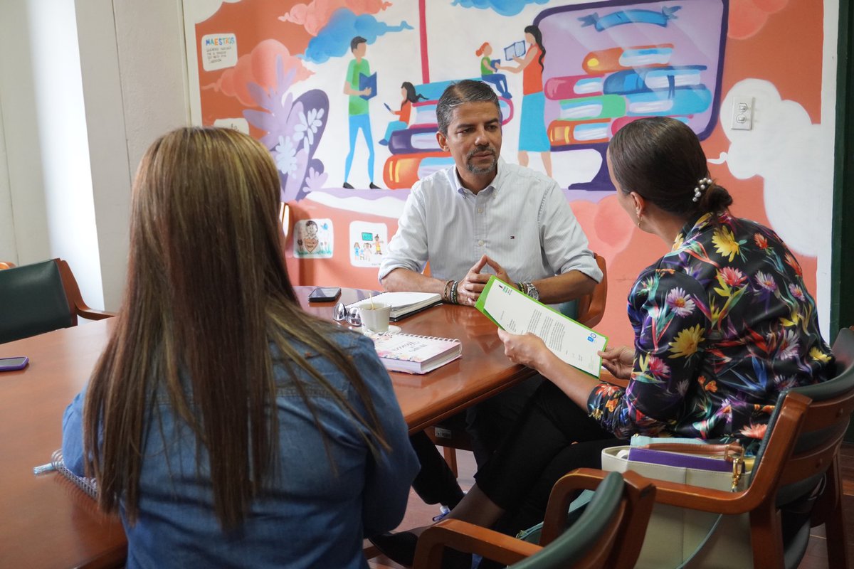 EducacionMed's tweet photo. ¡Estamos felices! La cooperativa @ColantaOficial se sumó a nuestra campaña “En el colegio contamos con vos” y nos donará más de 10 000 cuadernos y útiles escolares para entregarle a nuestros niños, niñas y jóvenes de Medellín. 

¡Gracias por creer la educación!📒📚✏️ https://t.co/m3OHEuH0Az