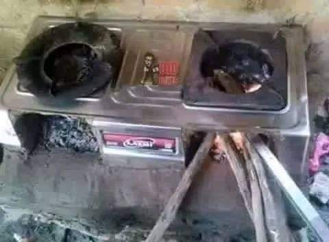 جس گیس پہ انڈے بھی اُبالے نہیں جاتے
اُس گیس کے بِل ہیں کہ سنبھالے نہیں جاتے
تب تک ہے میرے مُلک میں بجلی کا ادارہ
جب تک گلی کُوچے سے اُجالے نہیں جاتے
چھوڑ آو کہیں دُور سیاست کے مجسمے
ہاتھی بھرے کھیتوں میں تٙو پالے نہیں جاتے
(رحمت اللہ عامر)