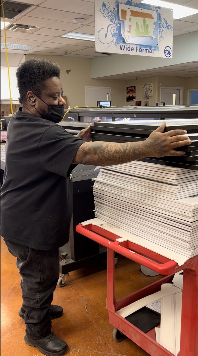 onlyTGI's tweet image. Special shout out to our WIDE FORMAT department for always kcking butt to get those big prints out the door!
#wideformatprinting #diecuts #wallgraphics #posters #banners #signage