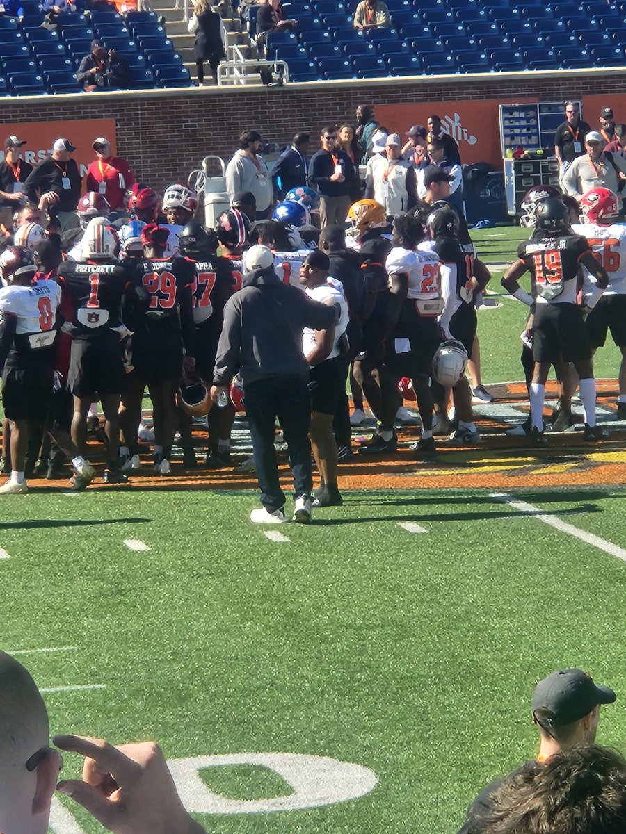 Tomlin shares a quick conversation with Arizona RB Michael Wiley before the team breaks into the next session. #SeniorBowl #Steelers