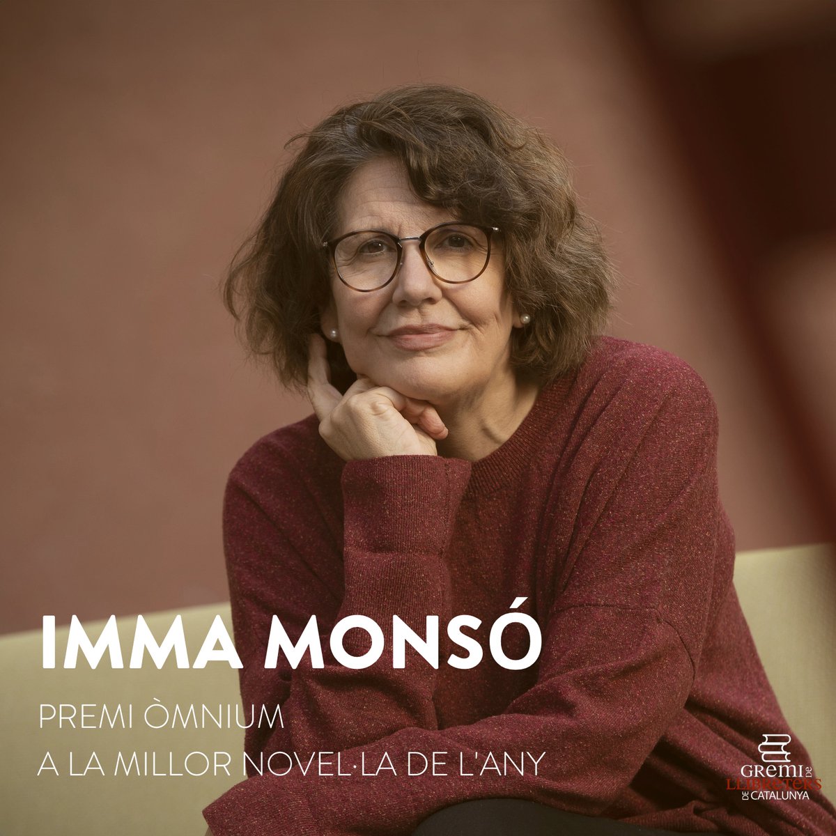 Des de @llibreterscat volem donar la més sincera enhorabona a l'escriptora Imma Monsó, guanyadora del Premi @omnium a la millor novel·la de l'any 2023 amb 'La mestra i la bèstia', editada per @AnagramaEditor. Moltes felicitats! 📚 #llibres #llibreries