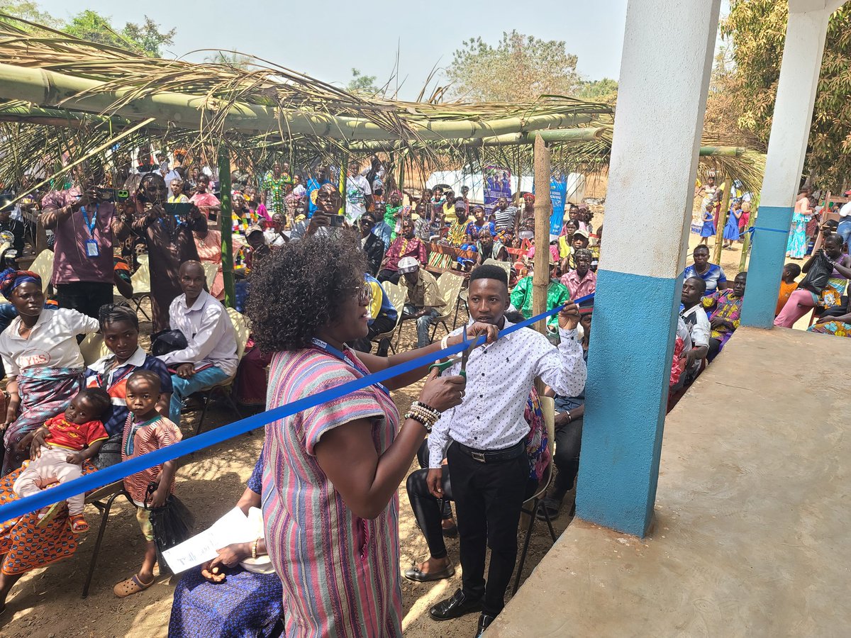 kamandaskamara's tweet image. 2day, @Plan_SLE officially opened &amp;amp; handed over a 6-classroom block, includ. staff room &amp;amp; other facilities to d community via @MOBSSE_SL &amp;amp; Council in Moyamba. The school is a result of a sponsored child's call. We're excited to have fulfilled this demand!
@PlanCanada
#movingtrain