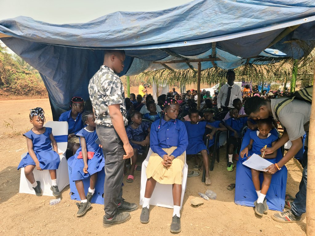 kamandaskamara's tweet image. 2day, @Plan_SLE officially opened &amp;amp; handed over a 6-classroom block, includ. staff room &amp;amp; other facilities to d community via @MOBSSE_SL &amp;amp; Council in Moyamba. The school is a result of a sponsored child's call. We're excited to have fulfilled this demand!
@PlanCanada
#movingtrain