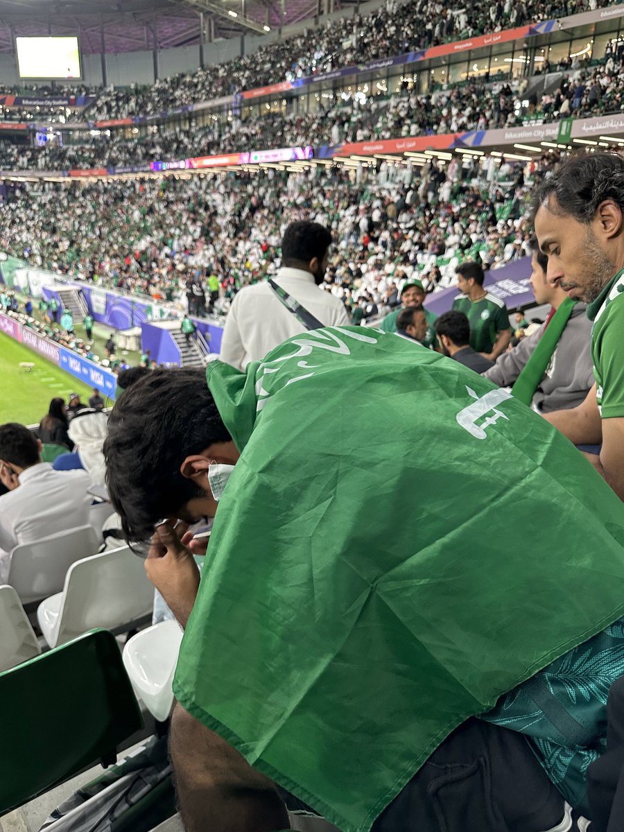 الجمهور الافضل في البطولة بلا منازع ..
من اول مباراه والجمهور في قطر حاضر ..
تشجيع مستمر ليل نهار بدون توقّف .. 

حسرتي عليهم حرام الجمهور هذا يرجع خايب