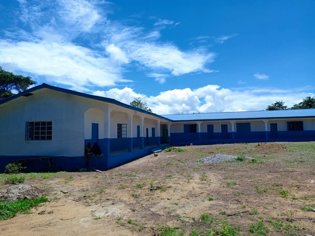 kamandaskamara's tweet image. 2day, @Plan_SLE officially opened &amp;amp; handed over a 6-classroom block, includ. staff room &amp;amp; other facilities to d community via @MOBSSE_SL &amp;amp; Council in Moyamba. The school is a result of a sponsored child's call. We're excited to have fulfilled this demand!
@PlanCanada
#movingtrain