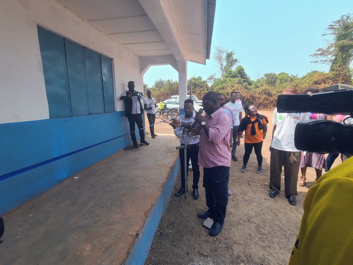 kamandaskamara's tweet image. 2day, @Plan_SLE officially opened &amp;amp; handed over a 6-classroom block, includ. staff room &amp;amp; other facilities to d community via @MOBSSE_SL &amp;amp; Council in Moyamba. The school is a result of a sponsored child's call. We're excited to have fulfilled this demand!
@PlanCanada
#movingtrain