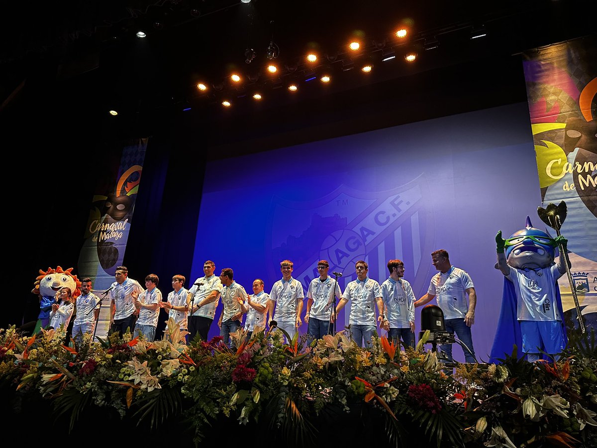 🎭💙🤍 Comenzamos con uno de los momentos más especiales de la noche: la Escuela de Fútbol Supercapacit@s de la #FundaciónMCF canta el himno del @MalagaCF en el @TeatroCervantes 

#CervantesBlanquiazul #COACMLG #CarnavalMLG