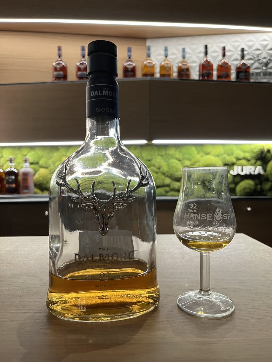 TimmoGermany's tweet photo. And another awesome Whisky Line-Up at the Whyte & Mackay stand at the #hansespirit together with @tooobi_hh ✌️A very special Highlight was the new released @DalmoreWhisky Vintage 2008 🥃🤩 Big thanks to the whole team, it was a pleasure to meet you again! https://t.co/Xkx0VFbGUX
