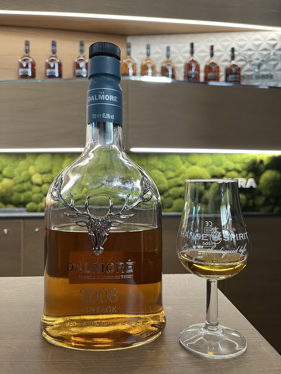 TimmoGermany's tweet photo. And another awesome Whisky Line-Up at the Whyte & Mackay stand at the #hansespirit together with @tooobi_hh ✌️A very special Highlight was the new released @DalmoreWhisky Vintage 2008 🥃🤩 Big thanks to the whole team, it was a pleasure to meet you again! https://t.co/Xkx0VFbGUX