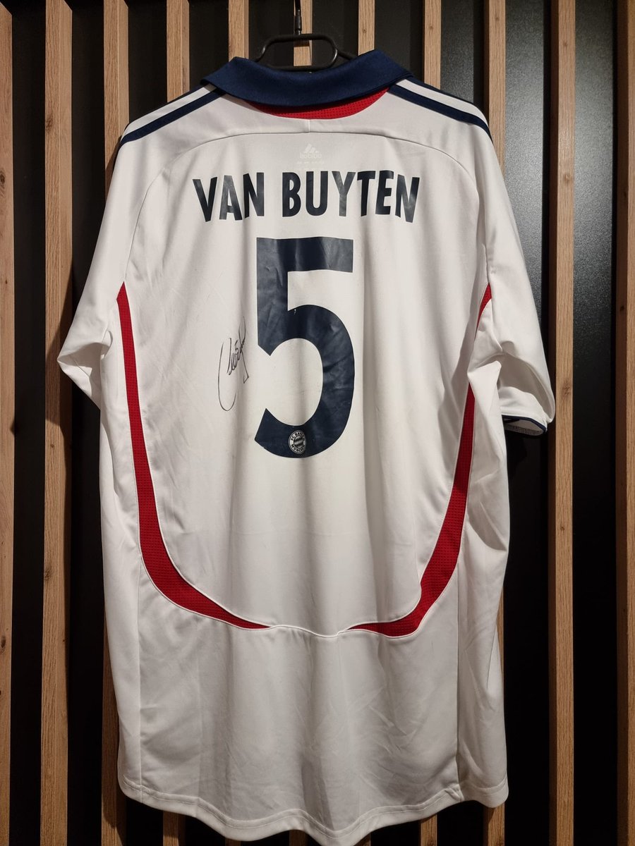 SerceZdrugiej's tweet photo. Serce z drugiej ręki 🤲❤️ -  licytacja na ratowanie życia Dixona 🐶

👕 Bayern Monachium #5 Van Buyten - meczowa z autografem 🖋️🔥

📏 Rozmiar XL 

Nie możesz pozwolić sobie na licytowanie?

to kliknij ❤️ i podaj dalej 🔃🤝

Szczegóły licytacji Tweet #2  ⬇️⬇️ https://t.co/mTzGNg5ymy