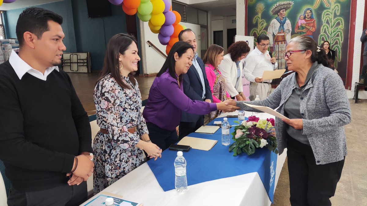 🌐 #CharquitoInformativo | El DIF #Chapala junto con las fundaciones Construyendo y Creciendo, Educación y Salud, realizaron la entrega de 166 diplomas a quienes concluyeron el curso de computación que se realizó en el aula móvil de la empresa de telecomunicaciones AT&amp;T.