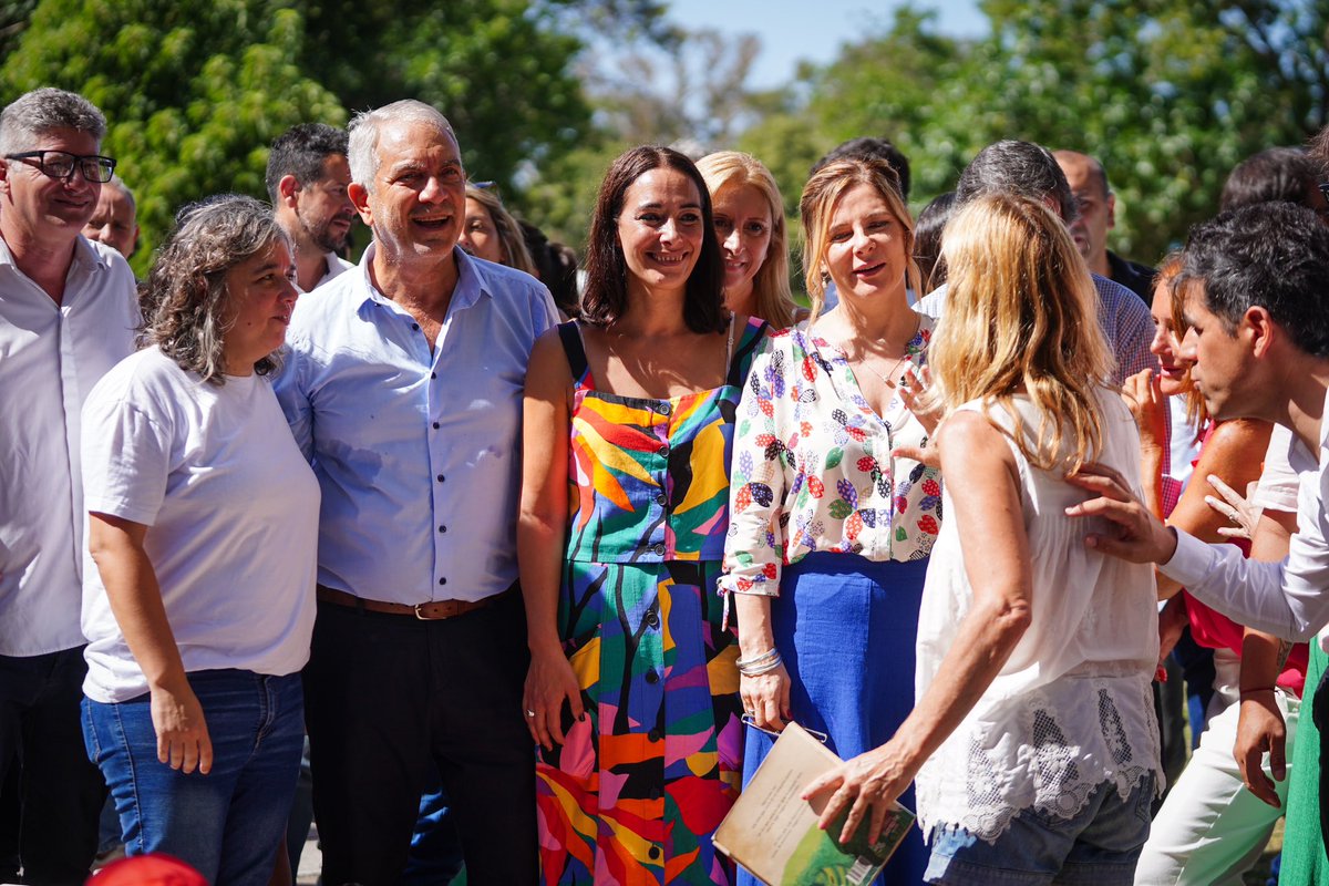 Junto a <a href="/Julio_Alak/">Julio Alak</a> y Ana Negrete acompañamos a <a href="/AlbertoSileoni/">Alberto Sileoni</a> en el cierre de Escuelas Abiertas de Verano en la República de los Niños de La Plata. 
Una política de acompañamiento a 185 mil alumnxs que nos llena de orgullo y nos muestra qué Provincia y  Ciudad queremos