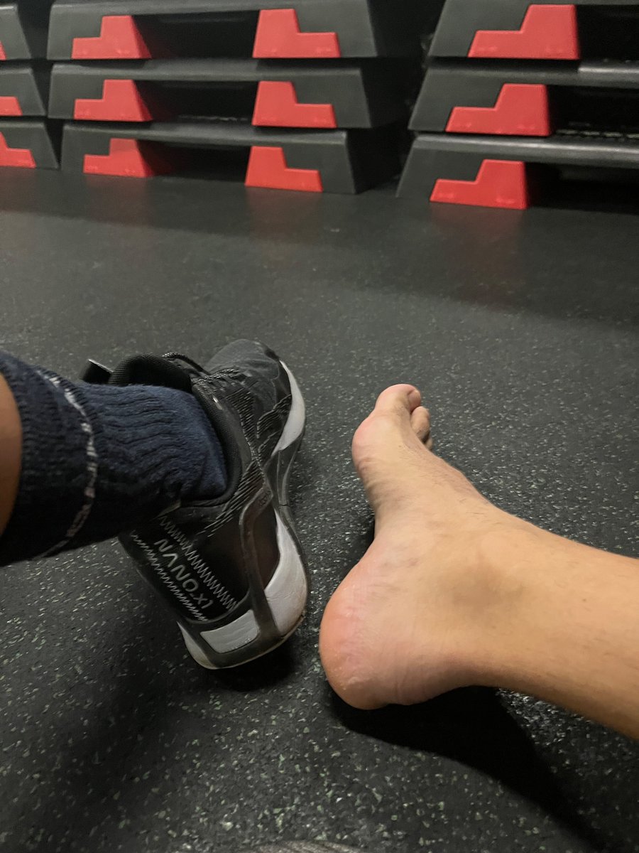 Mycanariofeet's tweet photo. You can also train barefoot in the gym. #gayespaña #gaymadrid #gaylondon #guyfeet #gaybcn #feet #soles  #toes #gay  #malefeet #happyfeet #gayman  #gayfootfetish #feetlover #manfeet #malessoles #barefoot #instafeet #pies #sockday #gayworld #mensfeet https://t.co/Kn5zJ30FV8