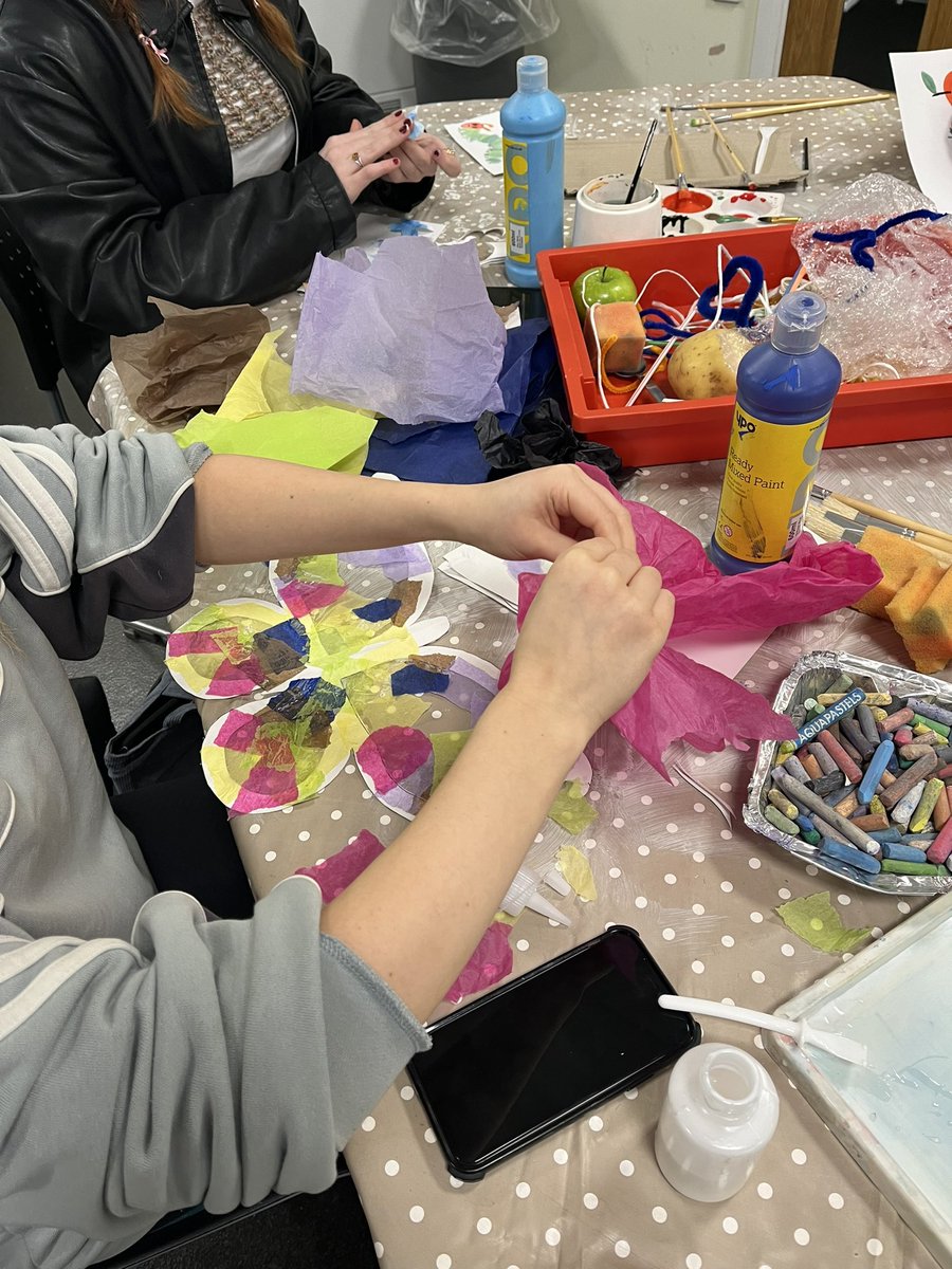LWhitfieldYSJ's tweet photo. Today our Y2 lower Primary group have been thinking about developing fine motor skills through Expressive Arts &amp; Design. Some great discussions about use of tools and different materials &amp; providing open ended opportunities for children in EYFS 🎨 https://t.co/tJRPvJYZYQ