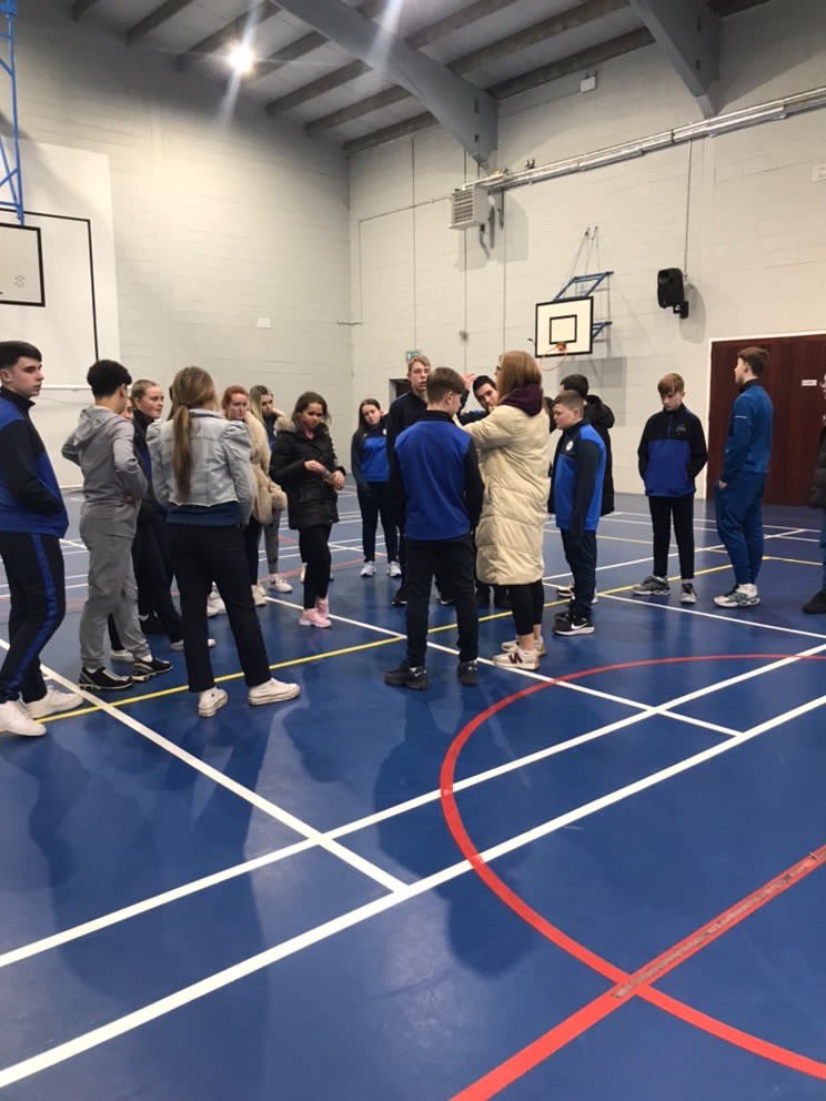 MacswineyCc's tweet photo. 2nd Year Class Comeragh kicked off their #GetGoingGetRowing campaign today with some of our TY students coaching them in Indoor Rowing. Well done to our fantastic TY coaches for supporting all students to get involved👏🏼🚣🏼 https://t.co/hDtUt5dRzi
