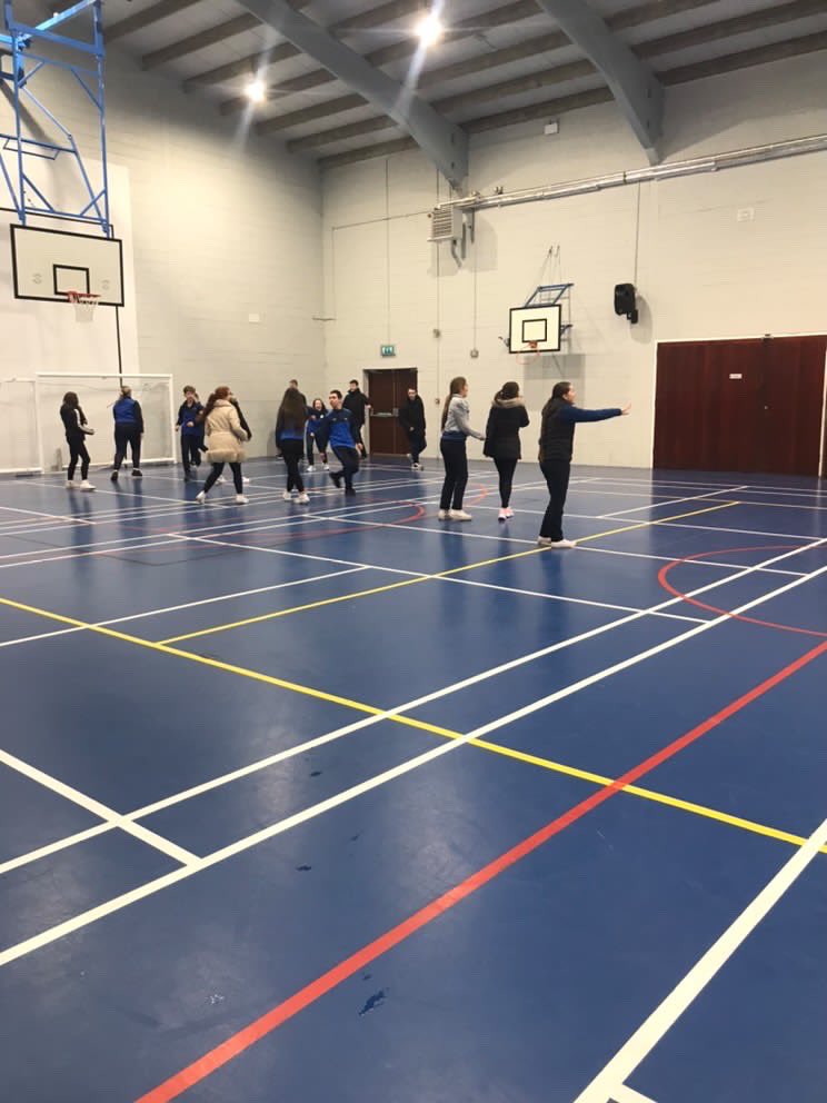 MacswineyCc's tweet photo. 2nd Year Class Comeragh kicked off their #GetGoingGetRowing campaign today with some of our TY students coaching them in Indoor Rowing. Well done to our fantastic TY coaches for supporting all students to get involved👏🏼🚣🏼 https://t.co/hDtUt5dRzi