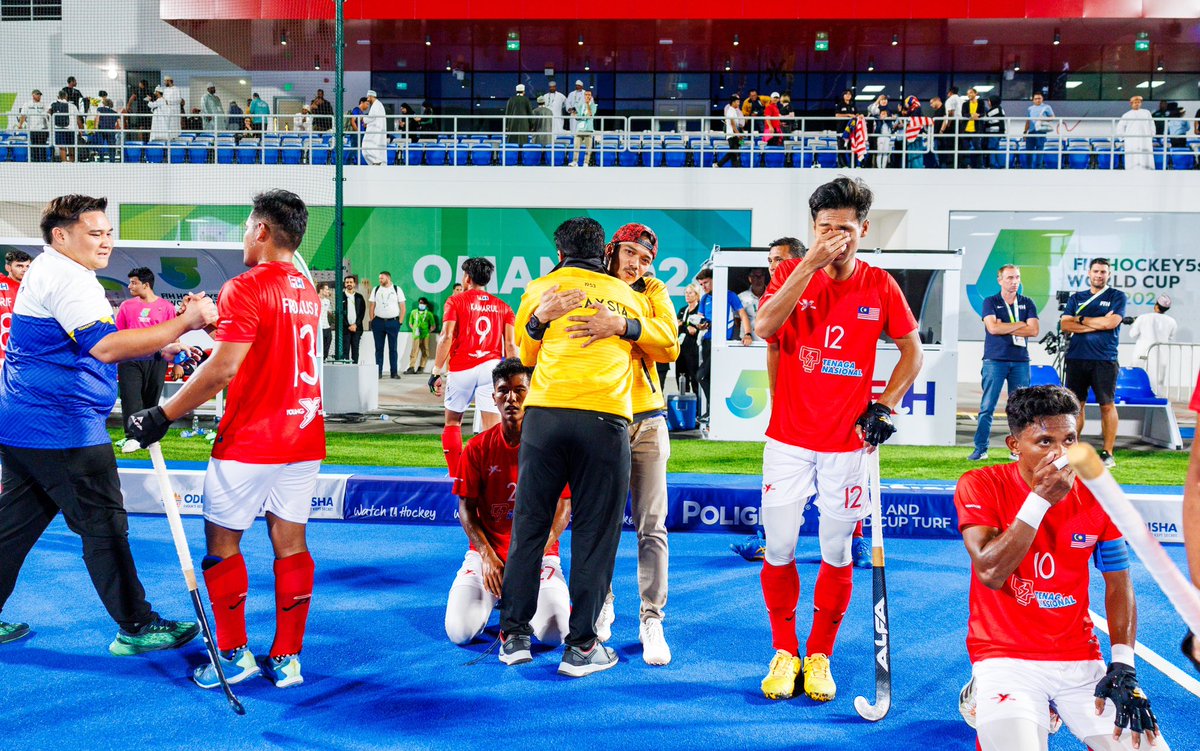 hockeymalaysia's tweet photo. Skuad Hoki 5s Lelaki Malaysia mencipta sensasi tersendiri selepas melakar sejarah melangkah ke pentas final edisi pertama Kejohanan FIH Hoki 5s Piala Dunia (Lelaki) 2024, Muscat, Oman menerusi kejayaan menewaskan Poland 4-3 pada aksi separuh akhir hari ini.

📸 : @FIH_Hockey https://t.co/lgwbW2VBmP