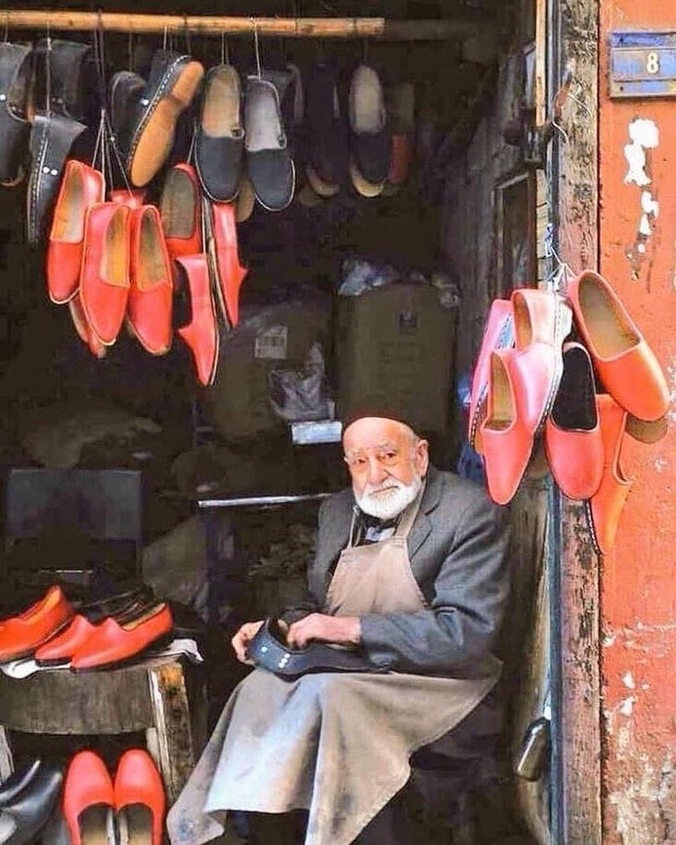 GonulErlerinden's tweet photo. Mustafa Kutlu bir hikayesinde şöyle anlatır;
"Vaktiyle ayakkabıcılar ayakkabıya dikiş atarken konuşurmuş ayakkabı ile. 
Seni giyen yanlış yere gitmesin, seni giyenin yolu tekkeye düşsün..."

Söz tohumdur çünkü, toprağa düşen çiçeğe durur... https://t.co/AA5WUXxnwD