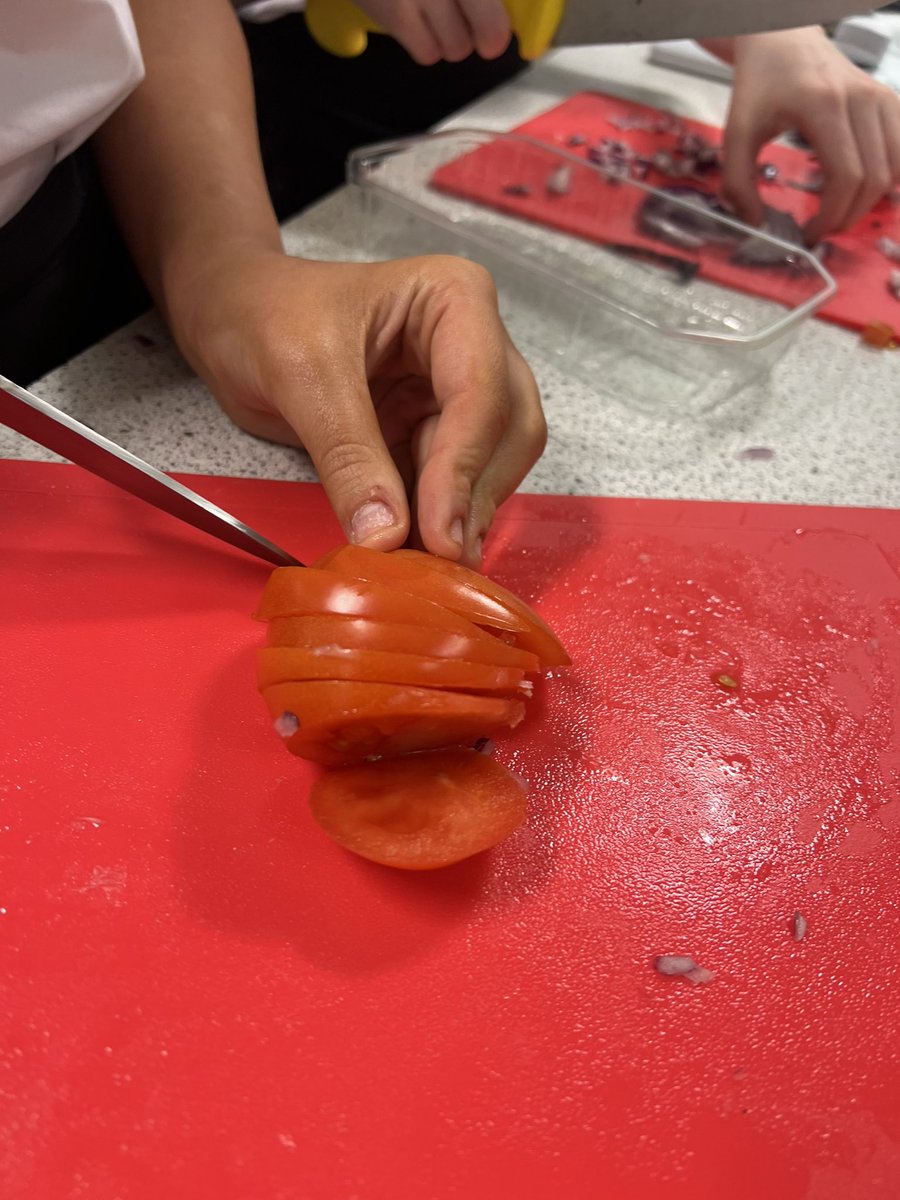 MrsOrwinPE's tweet photo. Fantastic to be back in the kitchen with the scholars @AstreaDearne starting off the year with a chopping skills refresher, making our own salsa, guacamole and homemade cheesy nachos 🤗 https://t.co/t3JEvMx851