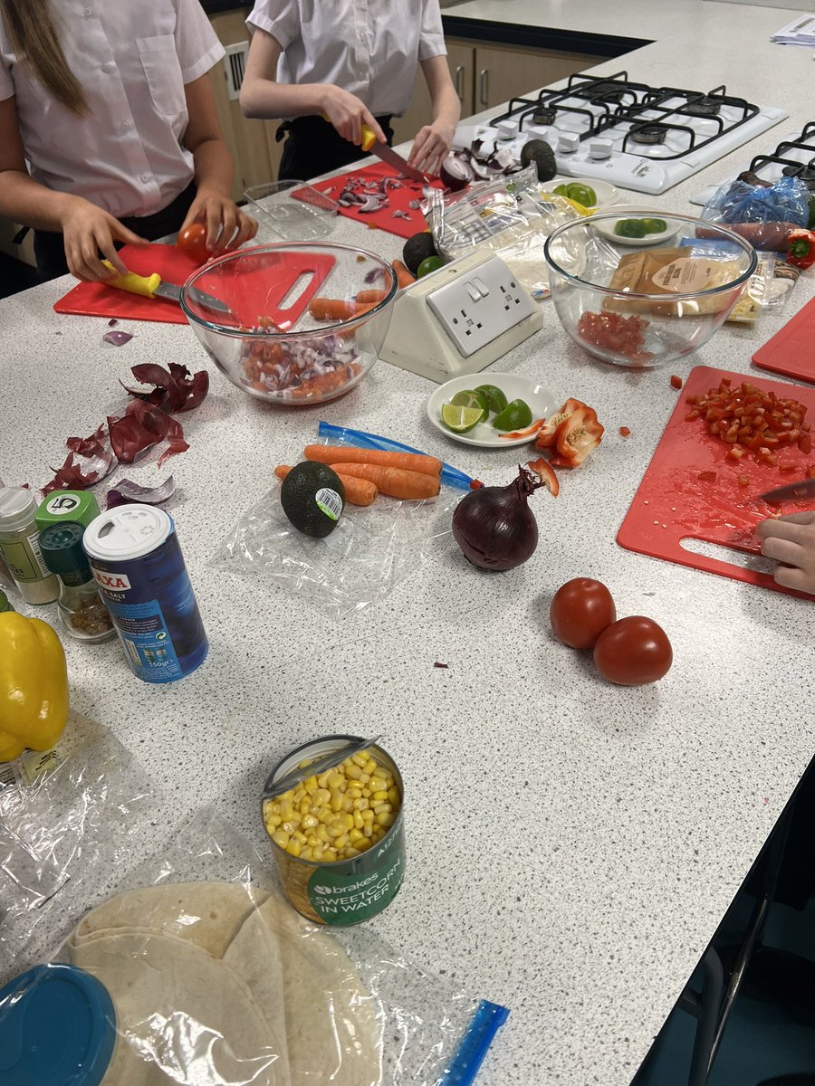 MrsOrwinPE's tweet photo. Fantastic to be back in the kitchen with the scholars @AstreaDearne starting off the year with a chopping skills refresher, making our own salsa, guacamole and homemade cheesy nachos 🤗 https://t.co/t3JEvMx851