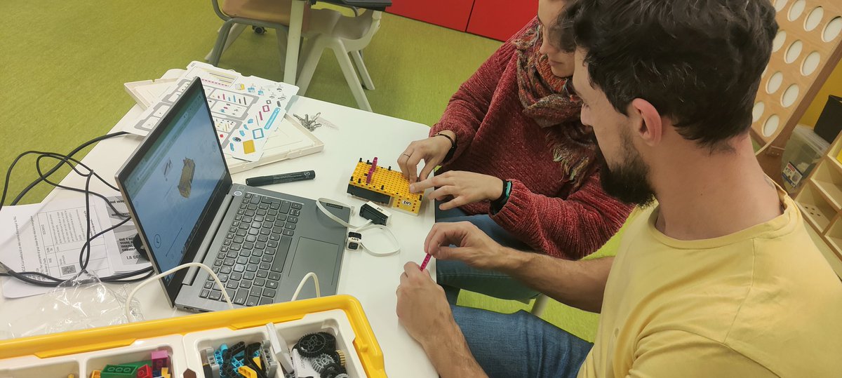 EscolaElsPins's tweet photo. Ahir jornada de formació en #robòtica educativa pel claustre de l'escola.
#IntegremLesTac https://t.co/Cfga5yoEdJ