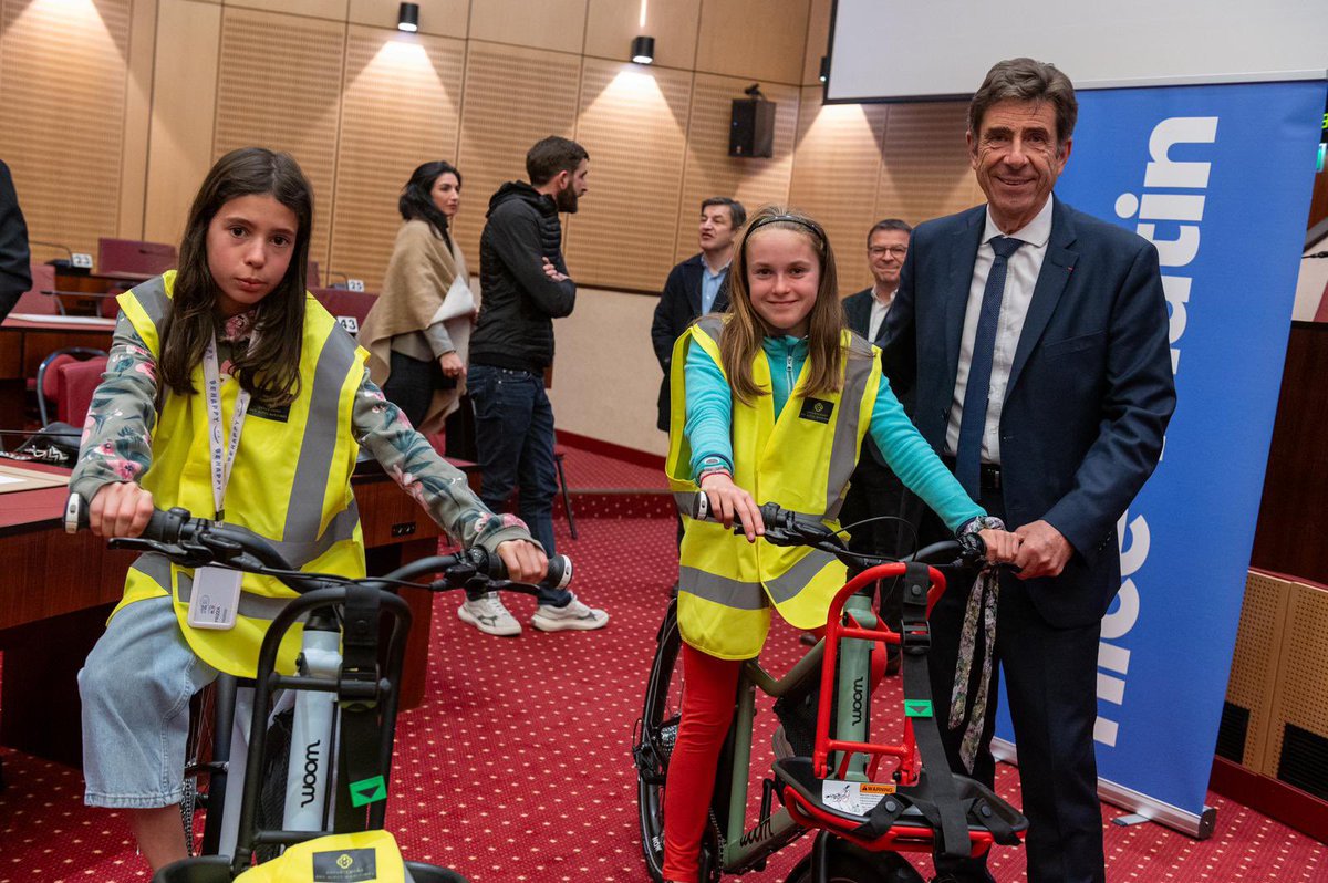 departement06's tweet photo. 🚴‍♂️ 1 COLLÉGIEN - 1 VÉLO 🚴‍♀️
 
Aujourd'hui, le Département des Alpes-Maritimes a lancé l’opération "1 Collégien - 1 Vélo" en partenariat avec le groupe @Nice_Matin et la marque autrichienne @woombikes, spécialisée dans la conception et la fabrication de vélos pour enfants ! 
 
30 collégiens méritants, choisis par leurs principaux pour leur engagement et leur exemplarité, ont reçu un vélo, faisant d’eux de futurs ambassadeurs d’une mobilité douce.
 
De Port Lympia à St-Jeannet et Vence, ces établissements bénéficient déjà d'initiatives favorisant l'usage du vélo : le #Département06 équipe les collèges pour inciter à utiliser le vélo comme mode de déplacement ! #PlanVélo2028
 
Retour en images avec @ca_ginesy, Président du Département des Alpes-Maritimes, qui a remis les vélos à nos collégiens aux côtés de @mikaelcherel et Odile Diagana !
 
@Nice_Matin @letour06
 
#AlpesMaritimes #PlanVelo2028 #letourdesalpesmaritimes