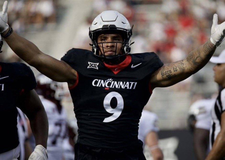 MRittCGS's tweet photo. 🚨2024 @CGSAllStar Player Spotlight

☑️ Edge @DG_RunItUp of @GoBearcatsFB 

☑️ 2023 ➡️ 46 Tackles with 6.5 TFL’s and 3.5 Sacks 

☑️ Wingspan ➡️ 79 5/8 👀👀

#CGS2024 https://t.co/NTFKeYTdxU
