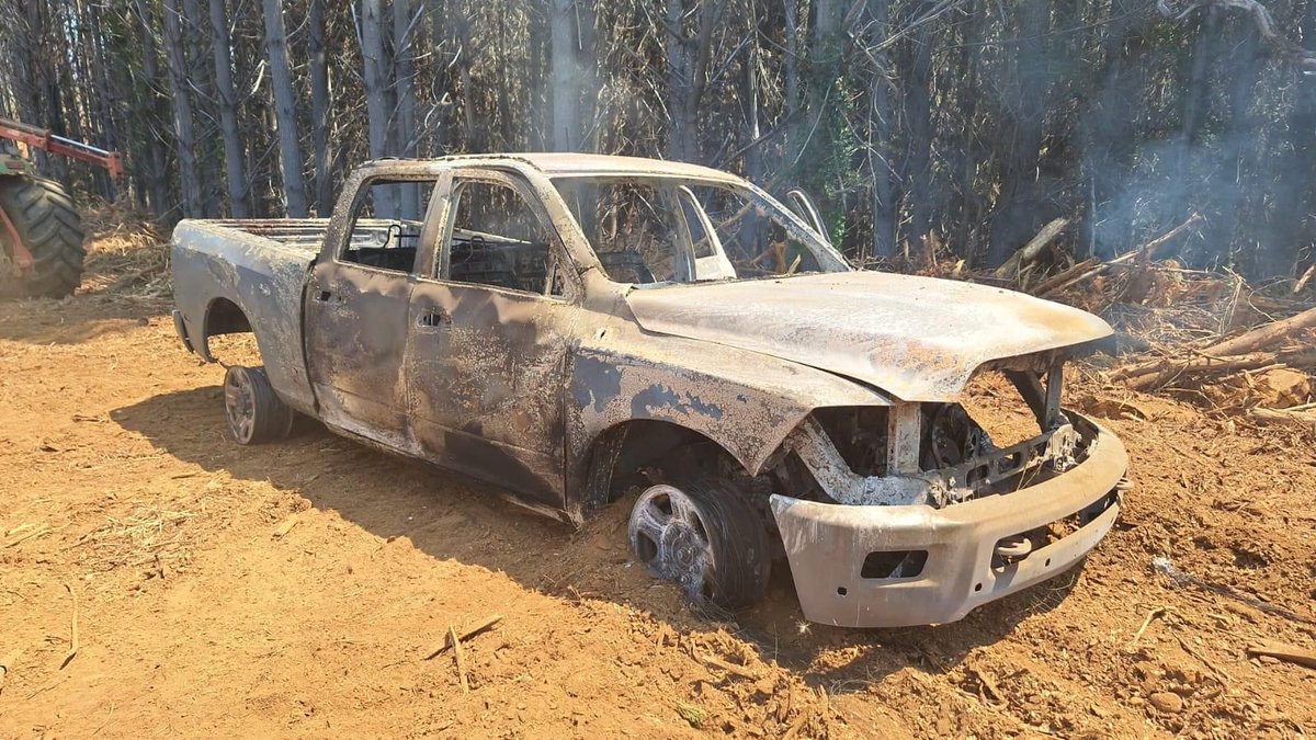 Esta tarde se registró un ataque incendiario en fundo 'el Budi' de la comuna de Teodoro Schmidt, encapuchados armados amenazaron a los trabajadores y luego quemaron una camioneta y 3 máquinas forestales. #araucania