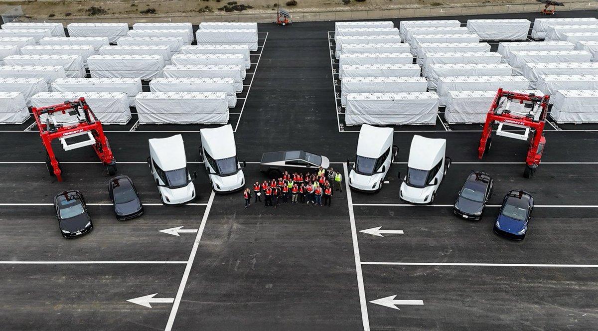 JaviercorralA's tweet image. Tesla Megafactory Team thank you for delivering an extraordinary year. Energy storage deployments reached 14.7 GWh in 2023.
Thank you to our customers, associates, technicians, leaders, support teams and investors.
WE ARE CHANGING THE WORLD TOGETHER!
#tesla #Megapack