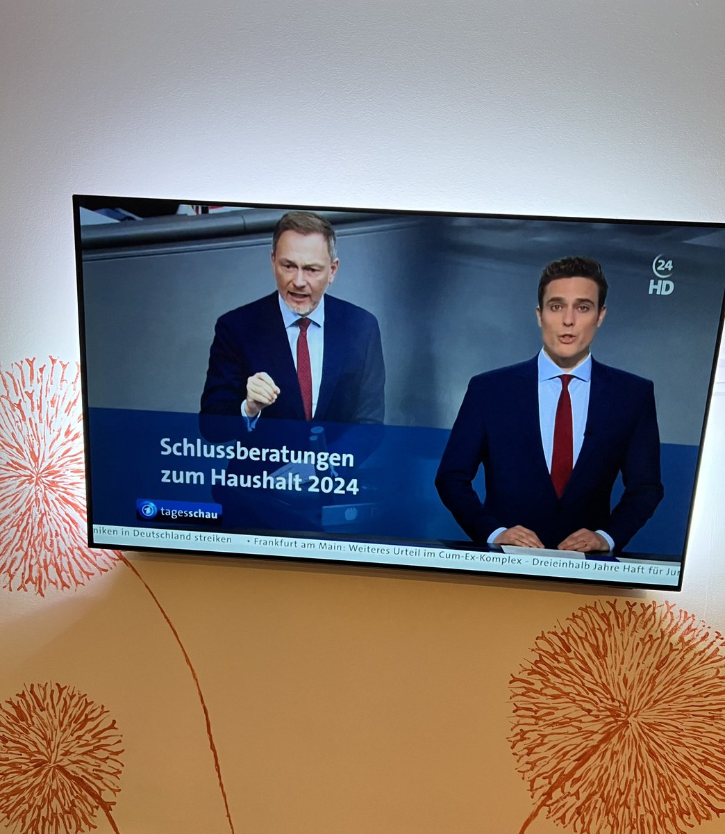 priestofberlin's tweet photo. #Partnerlook #mode #tagesschau #blau https://t.co/EKSFUzP1Xe