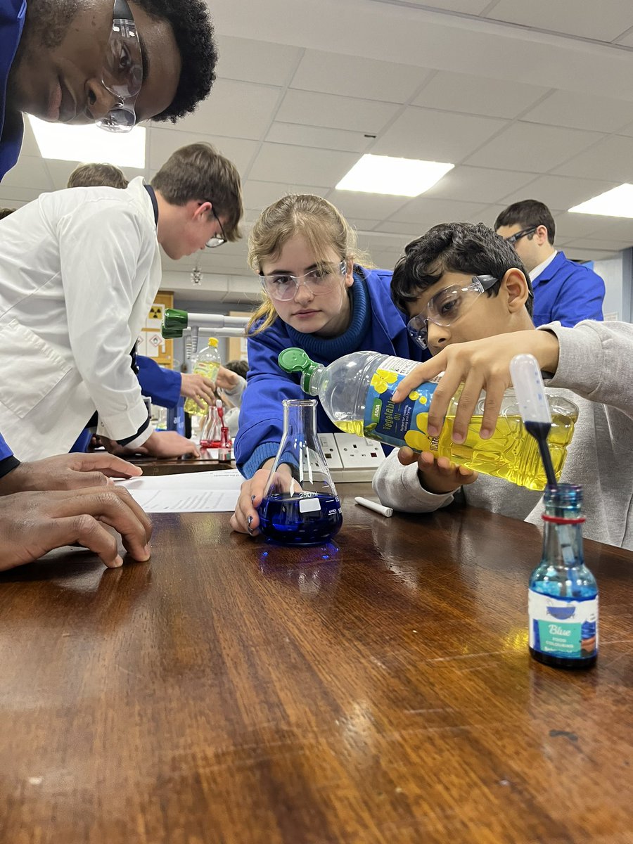 The Wizard returns. Last week saw our #ashfordschool Chemistry Ambassadors working with students from Great Chart Primary School.