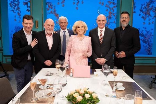 TINCHOCARRILLO's tweet photo. Noche de sábado!!!!!! 🍽️

🌸 https://t.co/4vfZ16xHjk