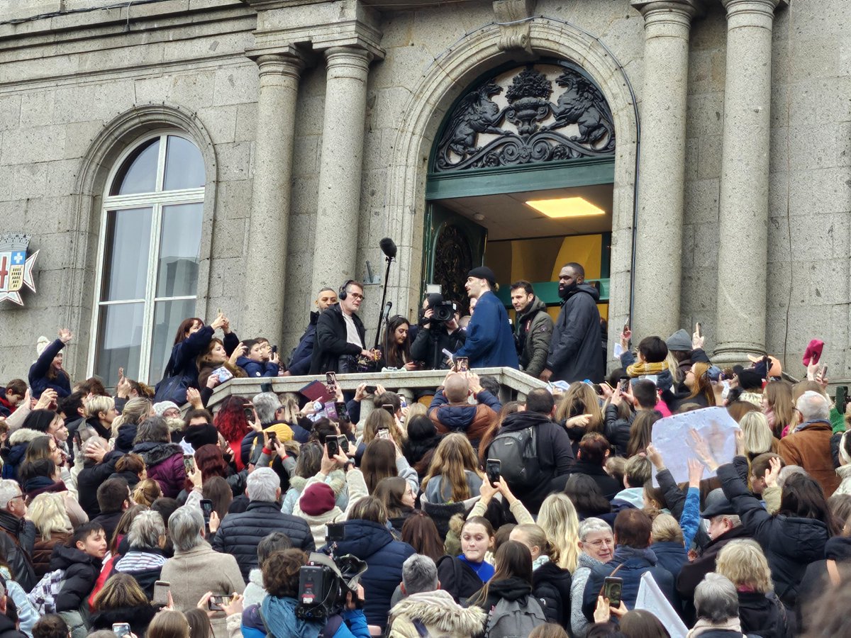 Ça en fait du monde à Villedieu !!!! 
Pas de chauvinisme, c'est vraiment le meilleur de la saison !!! Allez Pierre #Staracademy #PierreGagnant #onvote2