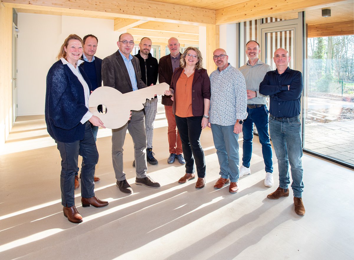 Zorgondernemers ontvingen maandag 29 januari de sleutel van het nieuwe duurzame gebouw #HerbergierTerborg. Meer weten? ap.lc/rZadO #DeDrieNootenbomen #Klompsbouwbedrijf #ArchitectenbureauVincenthSchreurs