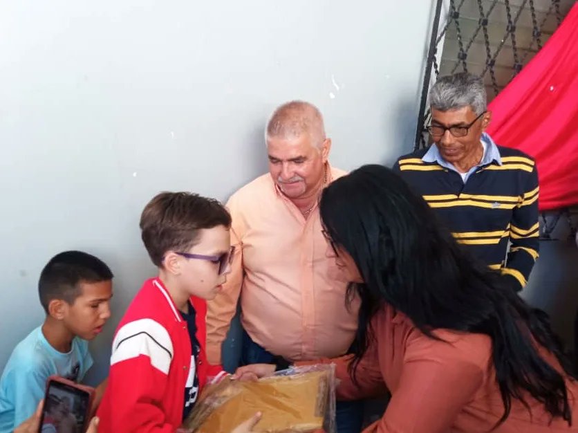 CDCESucre's tweet photo. ¡Ver con el Corazón es observar el mundo con los más puros sentimientos!
Gracias al Gobierno Bolivariano, la https://t.co/Zysrr6hVc9. Karenly Sánchez, entregó ayudas técnicas al #CAIDV.
#7TFórmulaVictoriosa
@NicolasMaduro
@MPPEDUCACION
@_LaAvanzadora
@GPintoVzla
@KarenlyPSUV https://t.co/ByWQvgYJqR